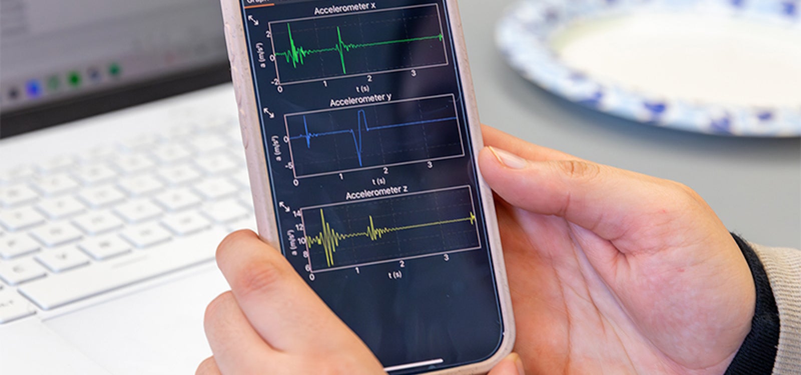 a smartphone combined with a special phone app unlocks the powerful sensors of the phone to conduct esperiments in physics