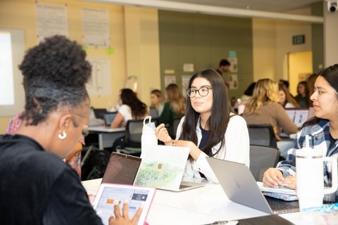 Cal Poly bilingual teacher candidates discuss teaching concepts during their clinical practice seminar.